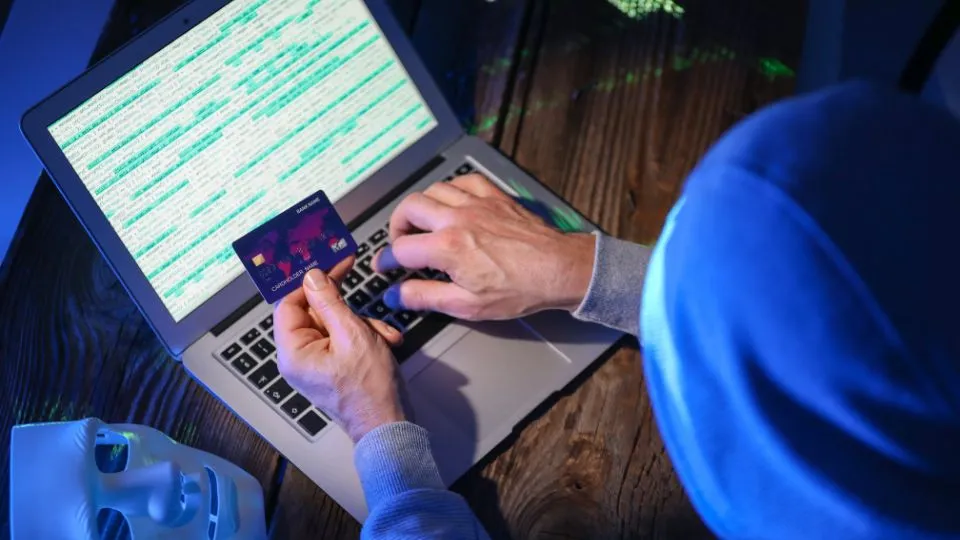fraudes-bancaires-arnaques-carte-bancaire-ordinateur